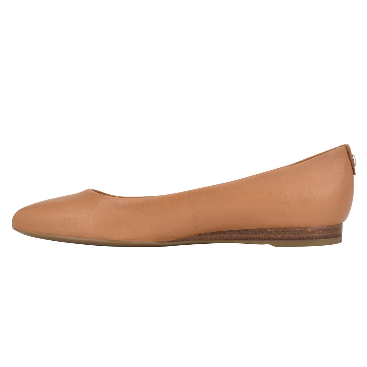 Beige Women's Nine West Ferdi 9x9 Pointy Toe Flats | YIGD42160